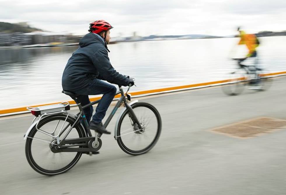 SYKKELHVERDAG: En elsyklist og en treningssyklist passerer hverandre harmløst, men den nye sykkelvirkeligheten er preget av tullinger. FOTO: BERIT ROALD/NTB SCANPIX