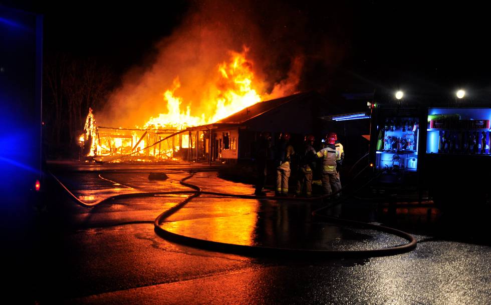 Et planlagt asylmottak i Lindås kommune brant ned natt til i går. Brannen var påsatt, mener politiet. FOTO: GUNN BERIT WIIK BERG/STRILEN/ NTB SCANPIX