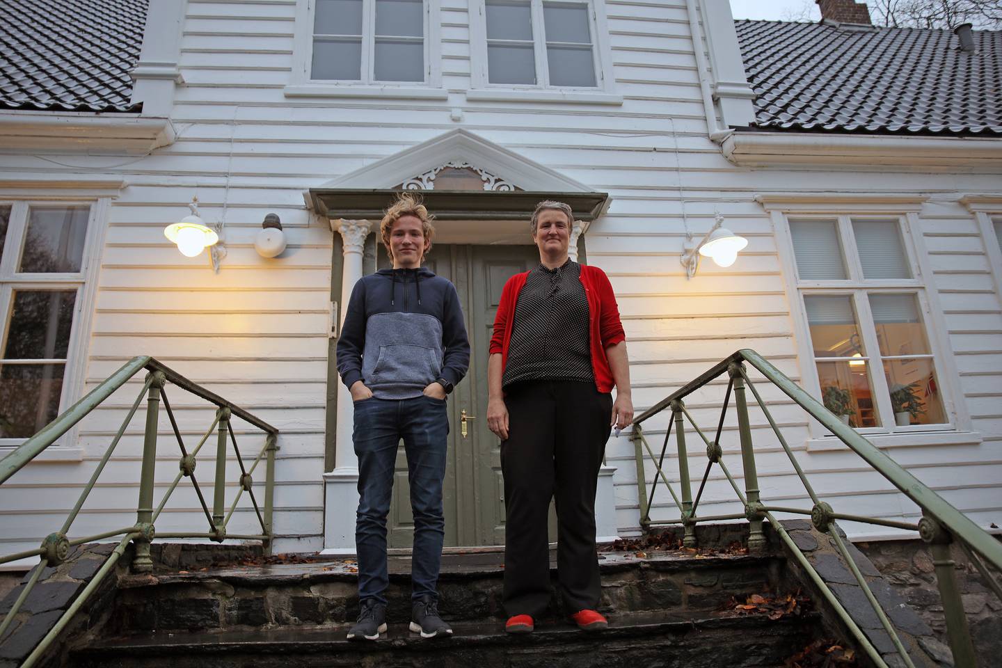 Eleven Tønnes Jaatun og lektor og tillitsvalgt Mie Hidle  foran hovedinngangen på Kongsgård.