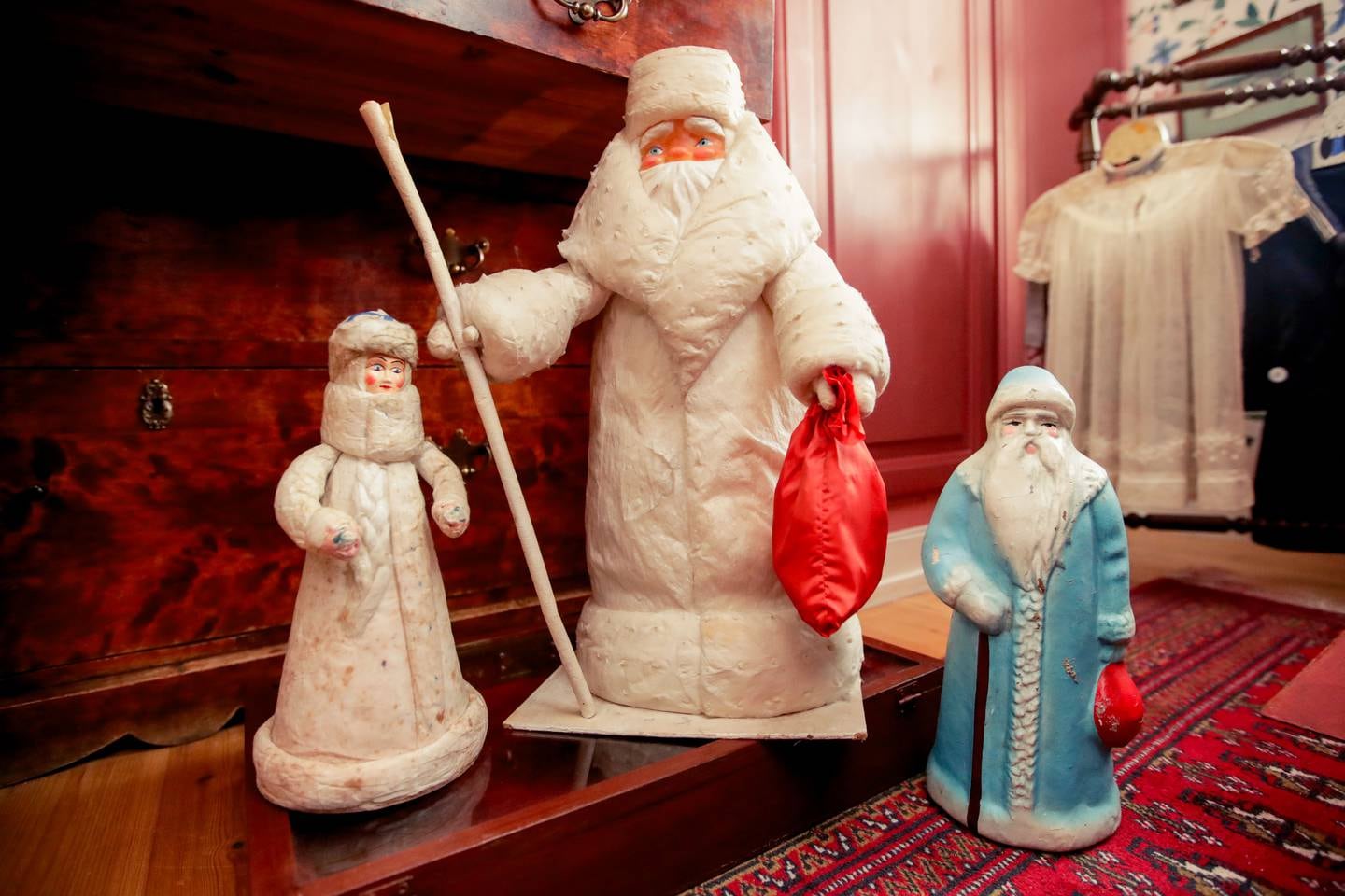 Den kristne Sankt Nikolas ble i Sovjetunionen erstattet med Fader Frost, her i en hvit og en blå versjon. Han figurerte ofte sammen med barnebarnet sitt Snepiken (t.v.).
