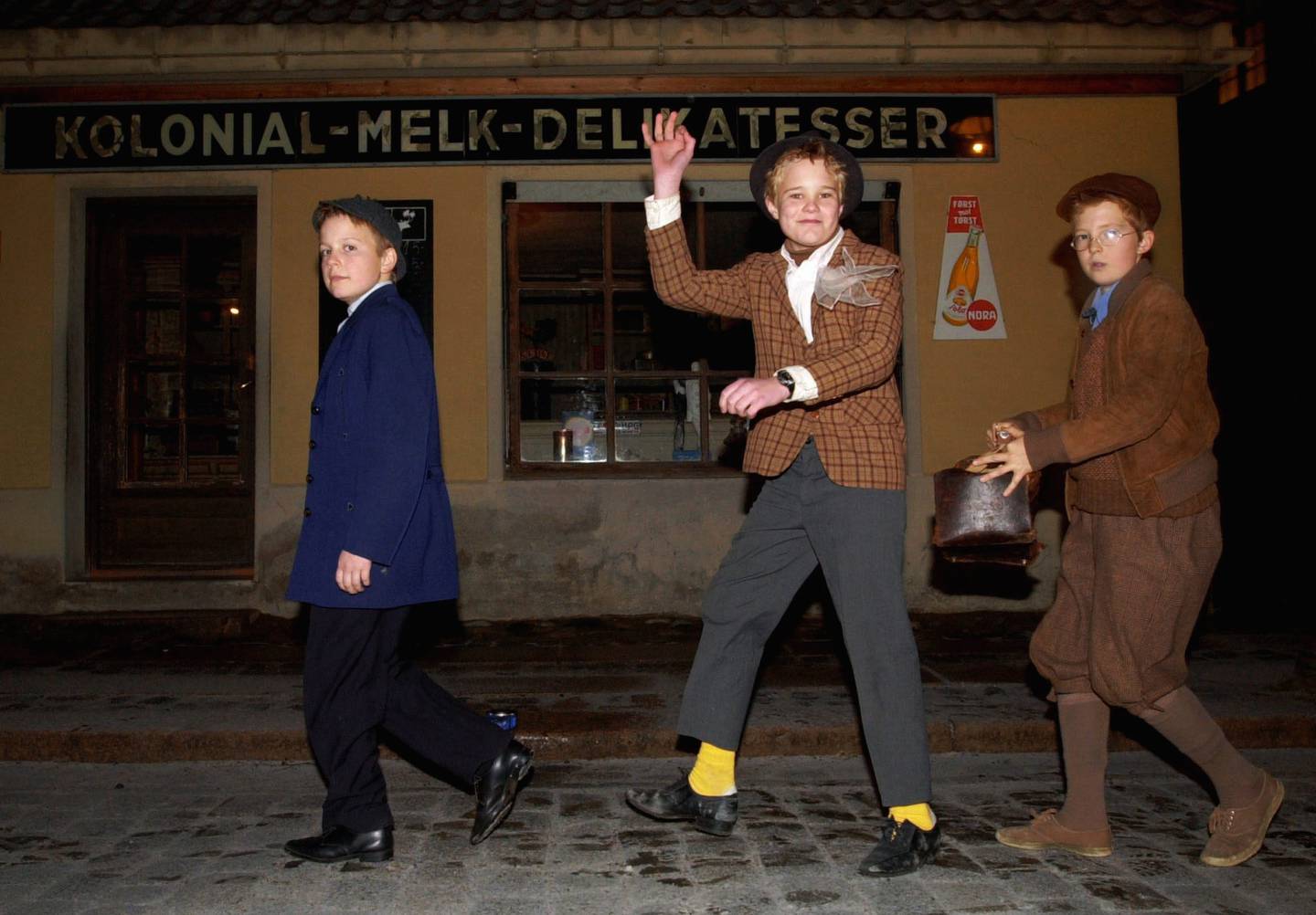Thomas Engeset gjorde seg først bemerket i rollen som Kjell i Olsenbanden jr. tidlig på 2000-tallet. Her fra 2001, i forkant av premieren på  «Olsenbandens første kupp». F.v.: Egon (Aksel Støren Aschjem), Benny (Lars Berteig Andersen) og Kjell (Thomas Engeset).