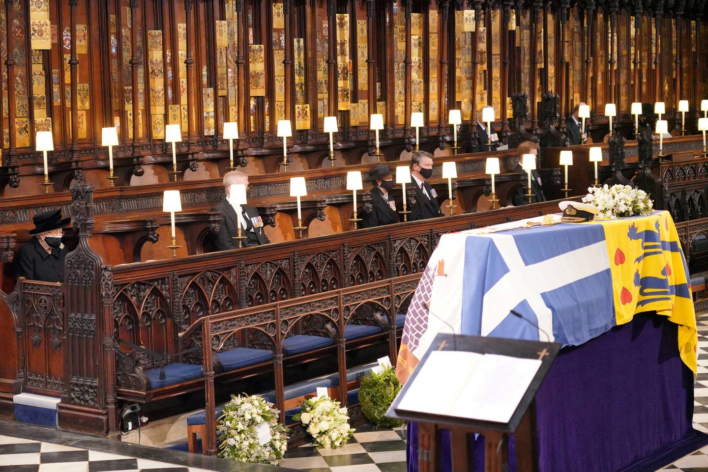 Dronning Elizabeth II sitter ytters til venstre aleine under begravelsen til ektemannen prins Philip 17. april 2021.