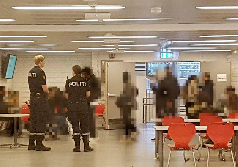 Politiet er stadig å se på flere videregående skoler i Oslo. For en uke siden ble en patrulje tilkalt etter at en elev ved Stovner videregående skole for andre gang ble tatt med et ulovlig elektrosjokkvåpen.