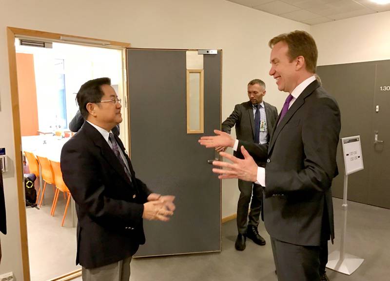 GODVÆR: Norges utenriksminister Børge Brende tar imot Kinas Arktis-ambassadør Gao Feng i januar i år. 