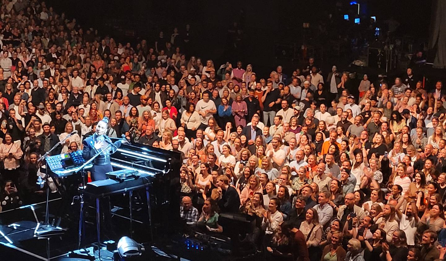 Superstjernen Alicia Keys på miniscenen midt ute blant publikum i Oslo Spektrum
