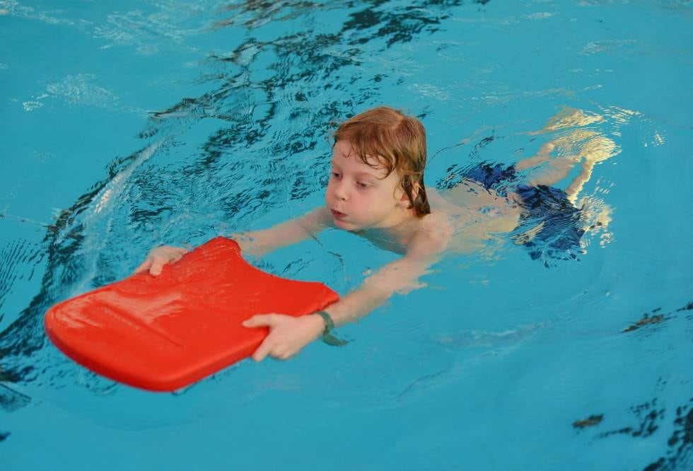 Hele 41 prosent av de spurte 10-åringene sier de ikke kan svømme 200 meter. 28 prosent svarer «vet ikke». Foto: Frank May / NTB
