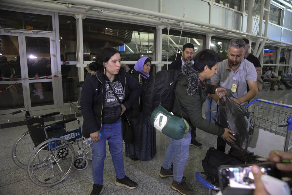 Irakiske migranter på flyplassen i Arbil etter å ha blitt hentet hjem fra Hviterussland 18. oktober. Tusenvis av migranter fra Midtøsten, mange av dem kurdere, har blitt strandet på grensa mellom Hviterussland og Polen. Den irakiske regjeringen har allerede hentet hjem 431 statsborgere, og torsdag blir ytterligere 617 plukket opp, ifølge landets utenriksdepartement. Foto: Hussein Ibrahim / AP / NTB