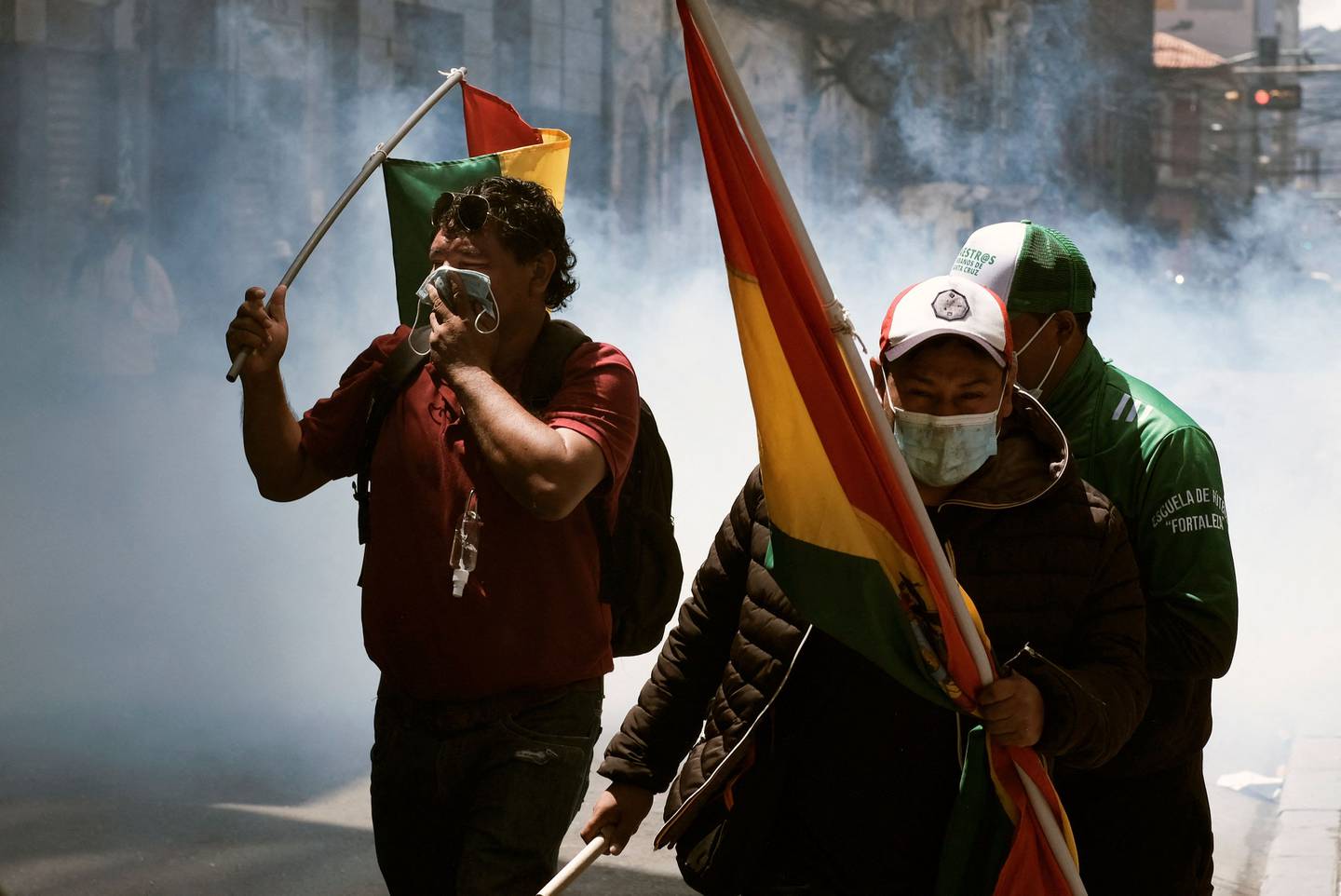 Tre demonstranter under en protest med krav om flere tilskudd til utdanningssektoren i Bolivia i La Paz i mars i år.