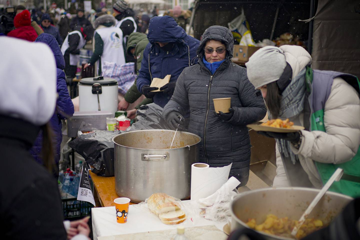 Frivillige serverer mat til mennesker på flukt fra Ukraina ved Siret ved den rumens-ukrainske-grensa.