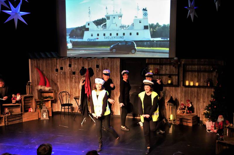 Hyllest til nye Drammens bruer, inkludert Svelvikferga. Premiere på Showkompaniets "Fortsatt god jul". Foto: Katrine Strøm