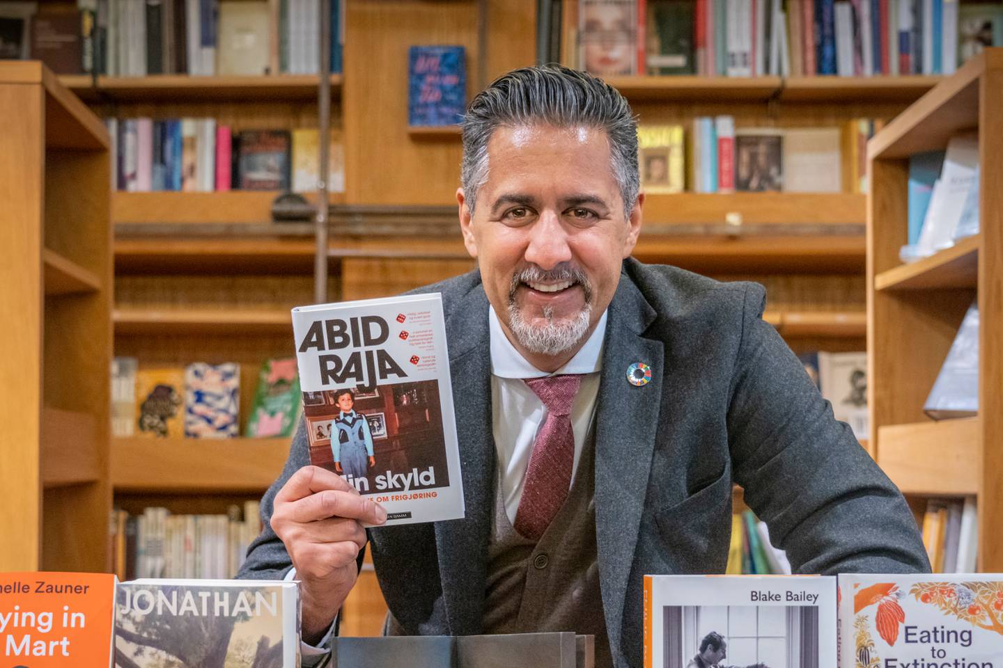 Abid Raja vant fjorårets Bokhandlerpris med boka «Min skyld». Her fotografert på Litteraturhuset i Oslo.
Foto: Ole Berg-Rusten / NTB