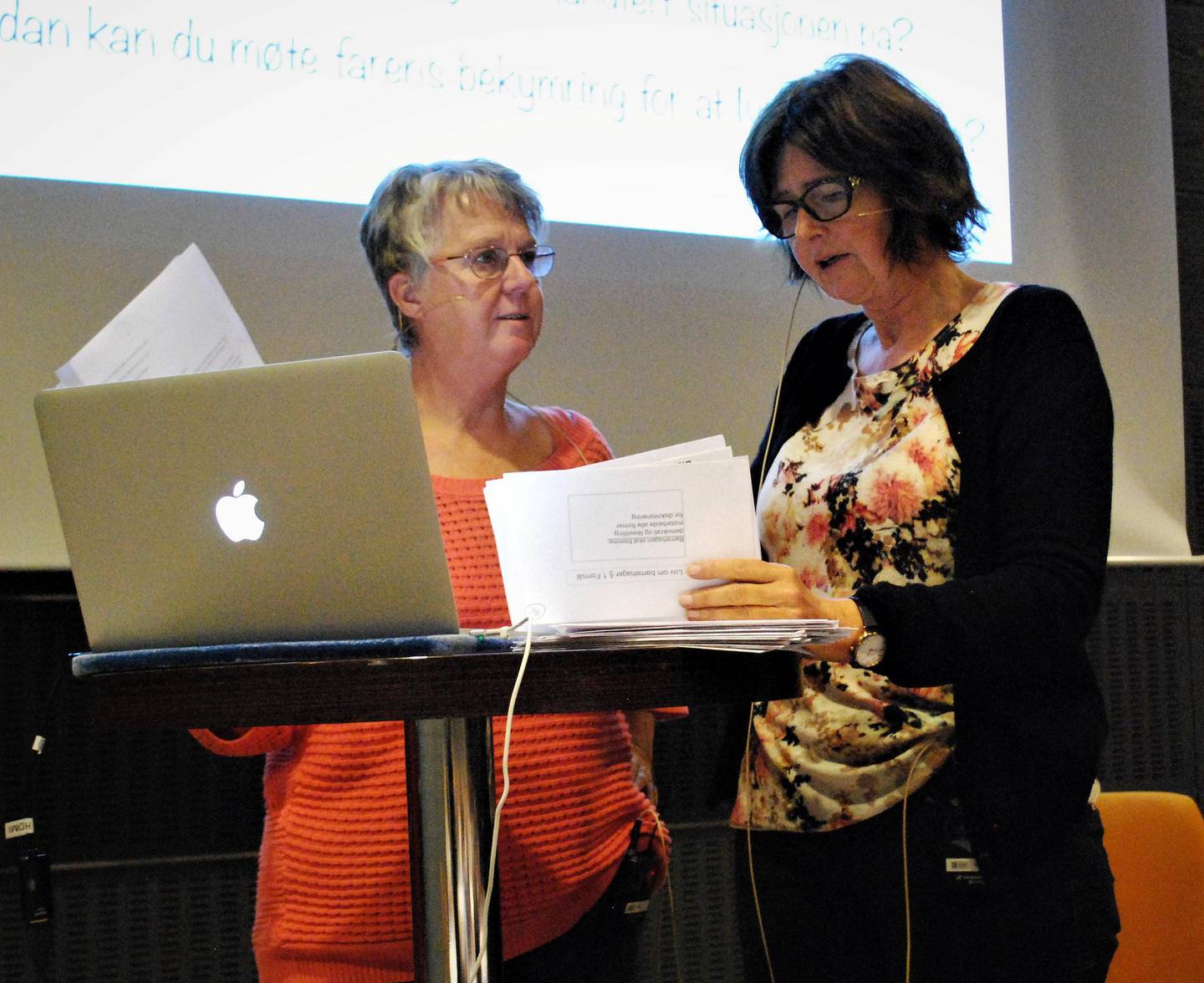 KURSHOLDERE: Marion Arntzen (t.v.) fra Stensveen ressurssenter og Nina Johannessen fra Likestillingssenteret.
