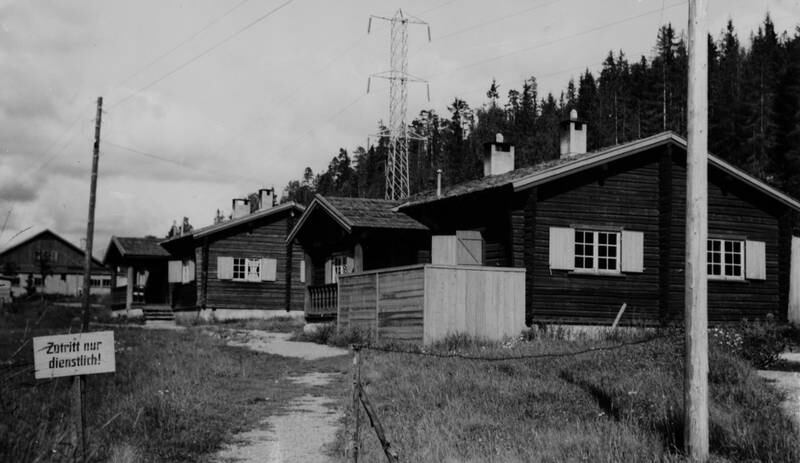 Bogstadleiren eller Himstadjordet, tidligere tysk brakkeleir, klar for innflytting av familier som trengte nødbolig oktober 1947.