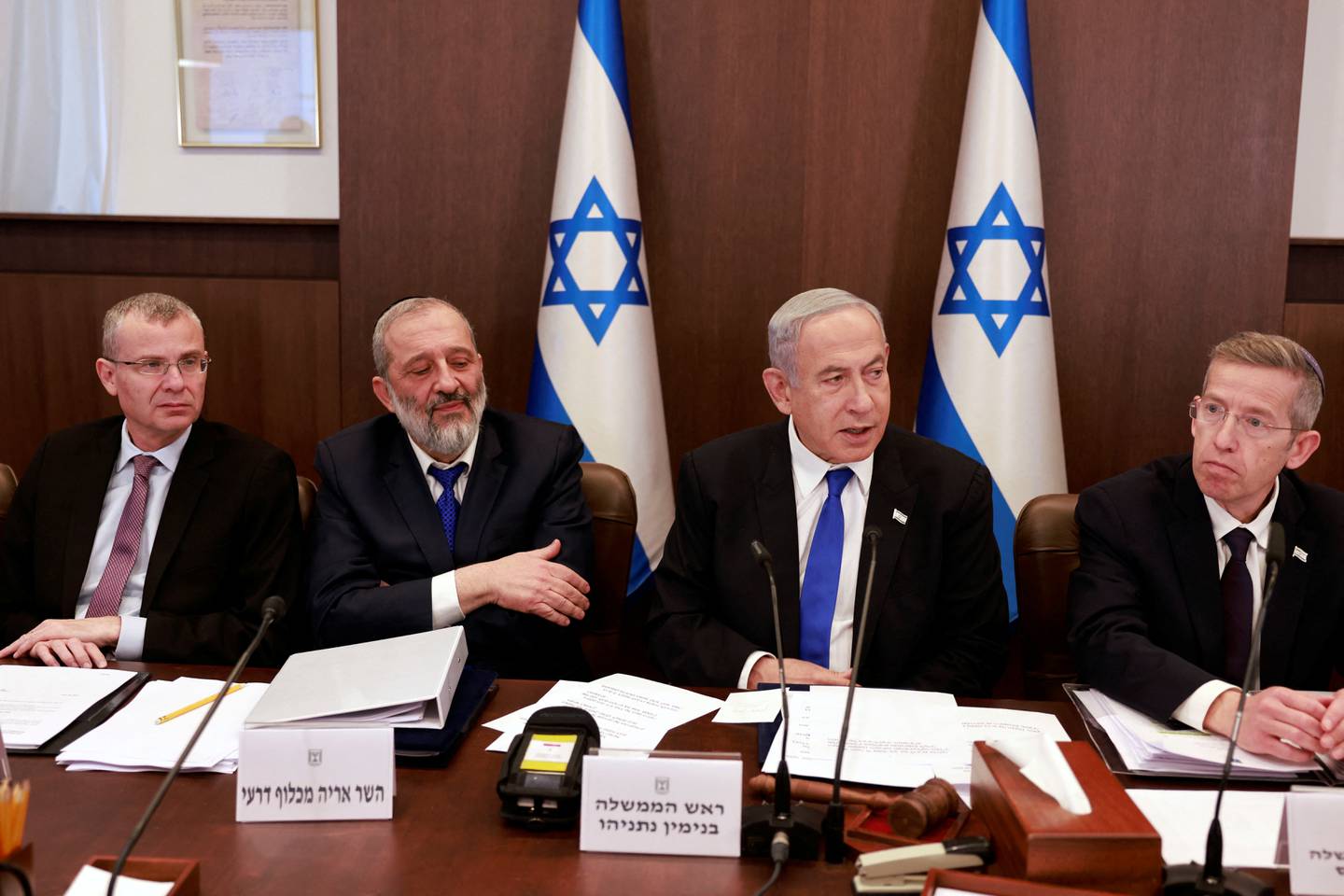 Justisminister Yariv Levin (t.v.) har fått sin del av kritikken for den planlagte rettsreformen. Her fra et møte i regjeringen søndag. Statsminister Benjamin Netanyahu (nr. 2 f.h.) er også på plass.