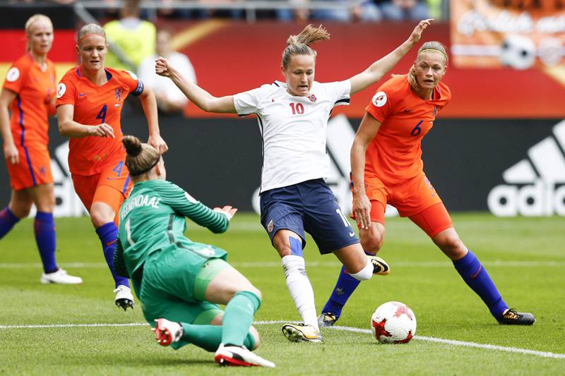 Caroline Graham Hansen spiller seg fram til Norges største sjanse i kampen mot Nederland. Men hun kom for tett på keeper.