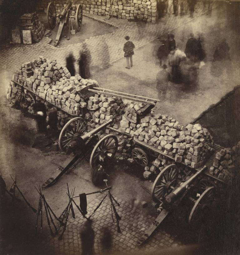 En barrikade reist av kommunardene i april 1871.