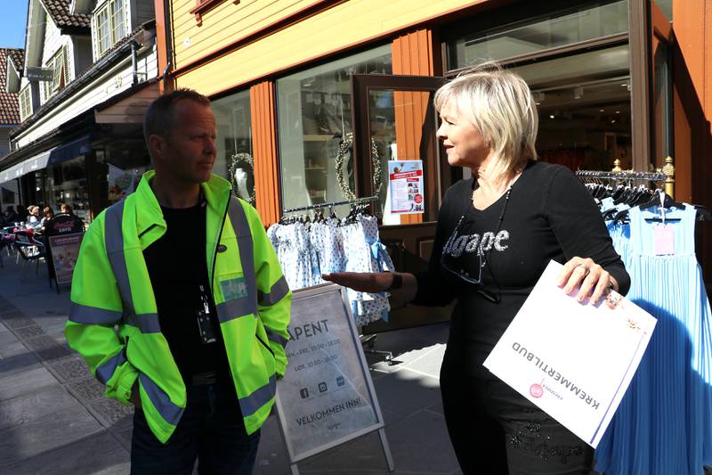 Agape-gründer Tove Rudi Tobiassen kom ut på gaen for å gi ros til prosjektleder Petter Søiland, som har ledet arbeidet. Foto: Arne Birkemo