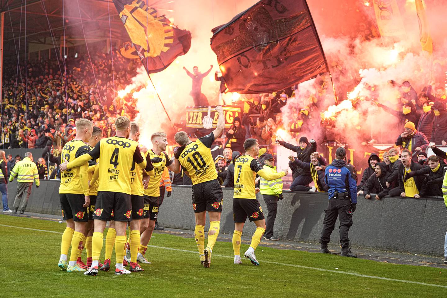 Lillestrøm-spillerne feirer 1-0 under eliteseriekampen i fotball mellom Lillestrøm og Vålerenga på Åråsen stadion. Foto: Beate Oma Dahle / NTB