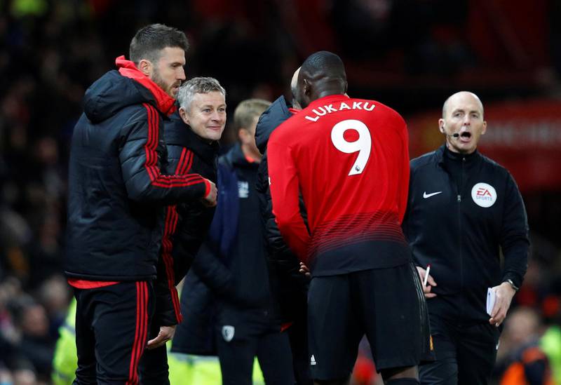 Soccer Football - Premier League - Manchester United v AFC Bournemouth - Old Trafford, Manchester, Britain - December 30, 2018  Manchester United interim manager Ole Gunnar Solskjaer and assistant coach Michael Carrick speak with Romelu Lukaku during the match        REUTERS/Phil Noble  EDITORIAL USE ONLY. No use with unauthorized audio, video, data, fixture lists, club/league logos or "live" services. Online in-match use limited to 75 images, no video emulation. No use in betting, games or single club/league/player publications.  Please contact your account representative for further details.