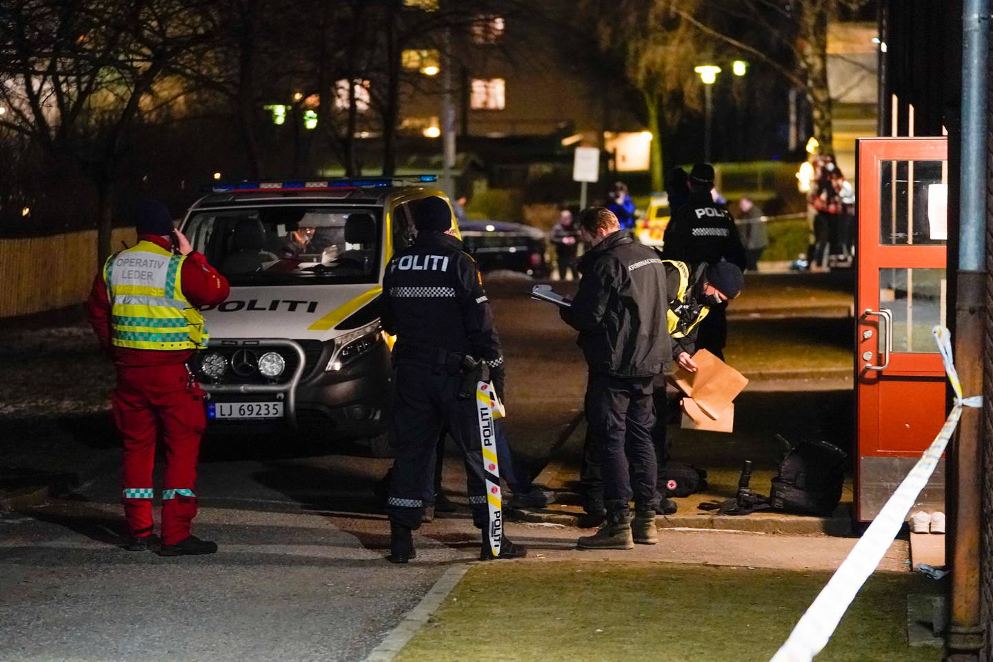 Oslo 20210213. 
Politiet jakter flere mistenkte etter at en person er blitt skutt på Bjølsen i Oslo.
Foto: Terje Pedersen / NTB