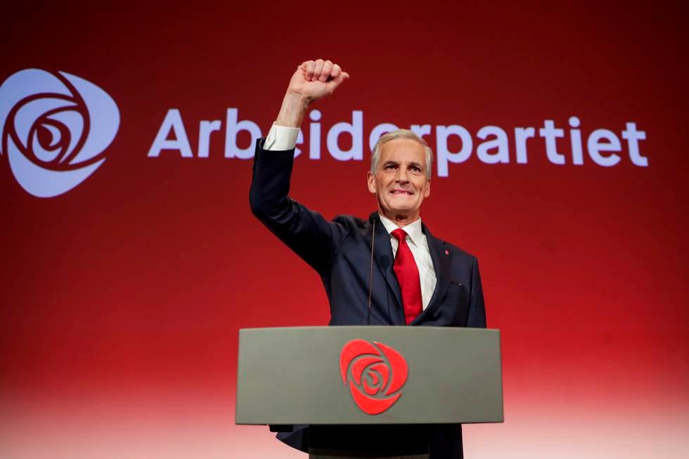 Ap-leder Jonas Gahr Støre jubler på Arbeiderpartiets valgvake i Folkets Hus. Nå er forventningene skyhøye til hva hans regjering kan oppnå.
