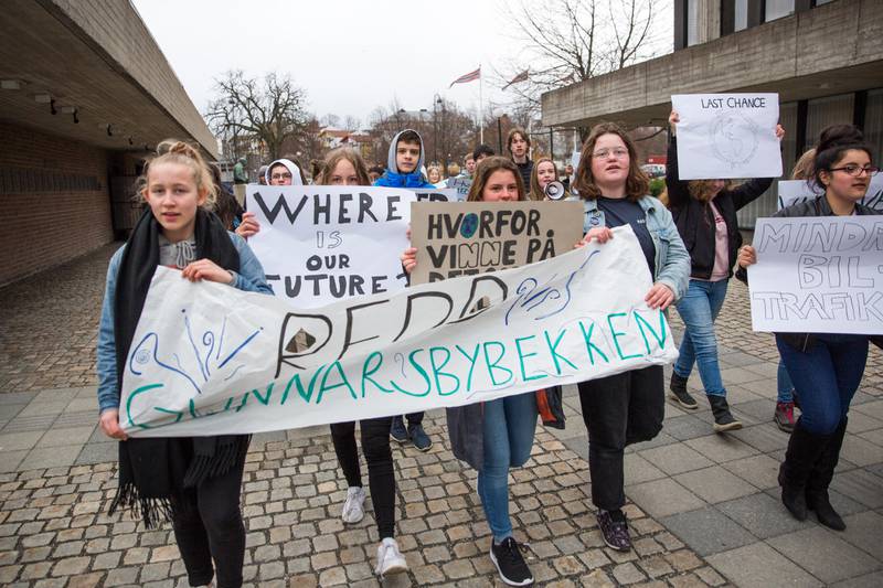 Et tjuetalls ungdommer fra Bytårnet skole deltok i et demonstrasjonstog som gikk fra skolen og til rådhuset fredag, i forbindelse med klimastreiken.