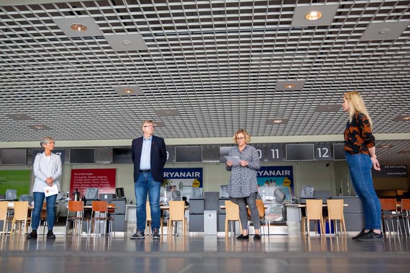 Tirsdag 15. september åpnet den nye koronalegevakten på Moss lufthavn Rygge. Fra venstre: Hanne Tollerud (ordfører), Hans Reidar Ness (rådmann), Beate Kristiansen (leder for enhet helsehus) og Anne Lise Hagaseth (avdelingsleder for koronalegevakten).
