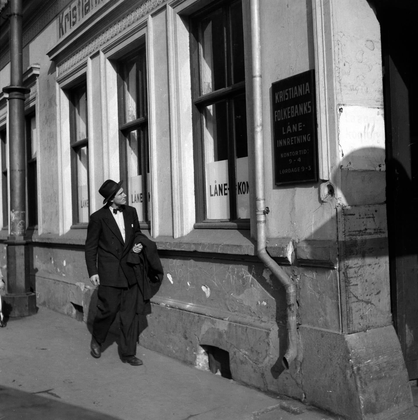 På vei inn til Kristiania Folkebanks låneinnretning i juni 1947.