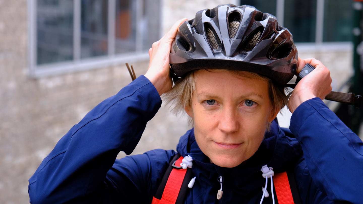 SVs førstekandidat Ingrid Fiskaa sykler rundt i Rogaland. Siste etappe blir fra Tasta skole til sentrum av Stavanger.
