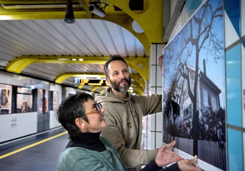Fotoprosjekt: Fotografene Francesca Casciarri og Eirik Linder Aspelund har møtt personer langs hver eneste stasjon på linje 2 mellom Østerås og Ellingsrud. I dag åpner utstillingen på linjens 26 stasjoner.