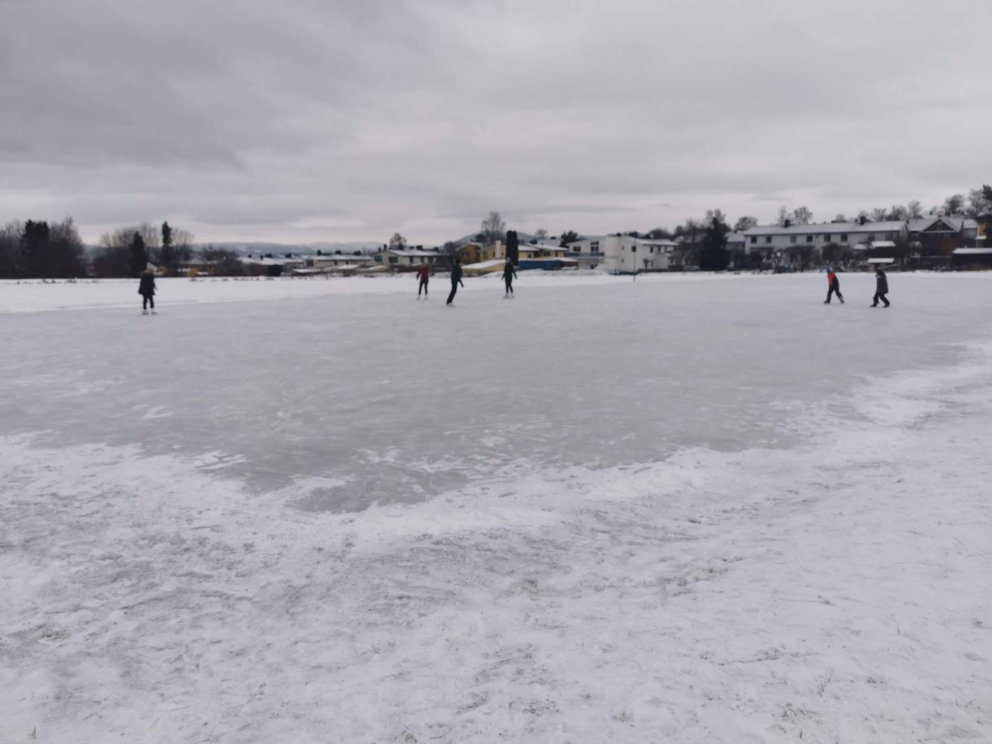 Bymiljøetaten informerer om at de ikke vanner på isbanen på Ekebergsletta i år. Likevel er det is og full aktivitet rett ved Ekeberg Skole.
