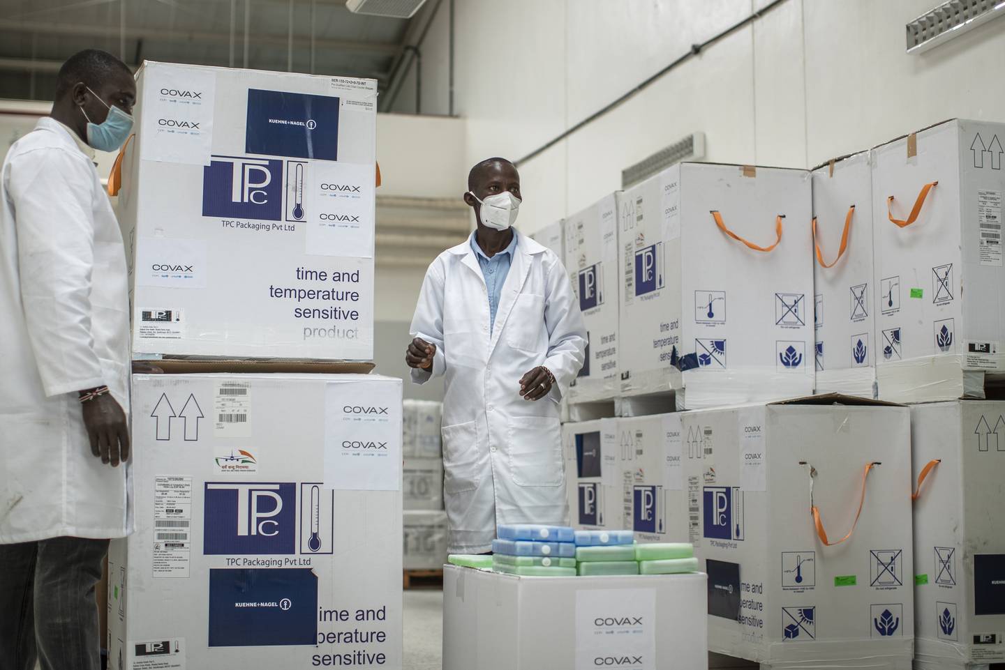 Teknikarar førebur utsending av vaksiner frå eit lager i Nairobi i Kenya. Vaksinene er betalt av Covax-samarbeidet.