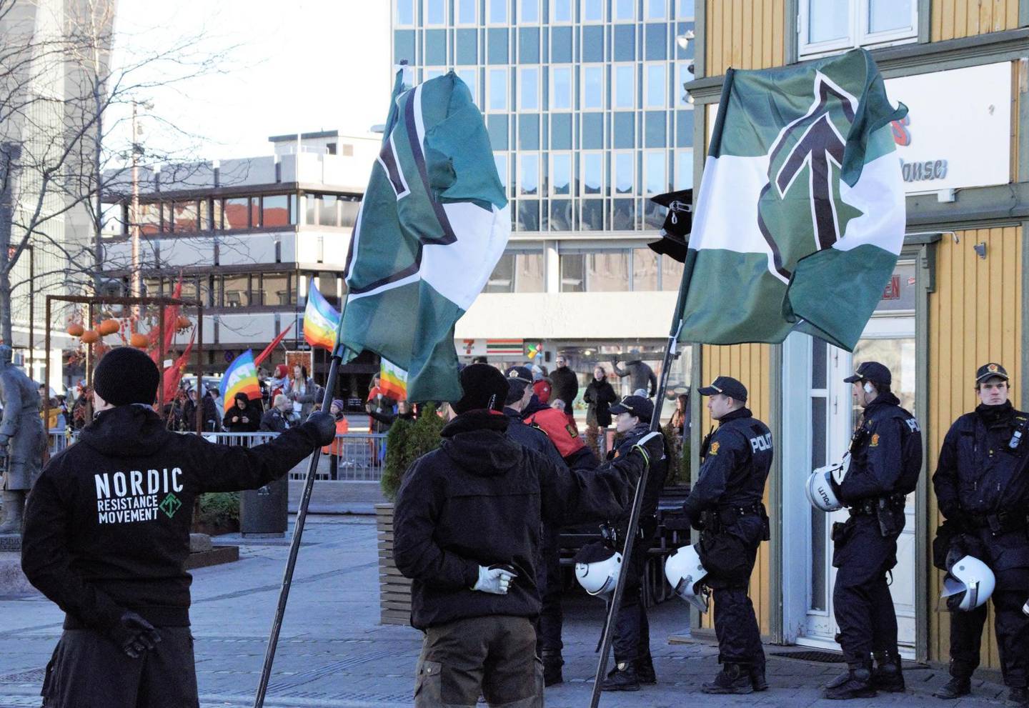 Den Nordiske Motstandsbevegelsen møtte opp i Fredrikstad med flagg og bannere, som ble kontret av regnbueflagg og motdemonstranter. Mellom partene sto en mannsterk politistyrke.