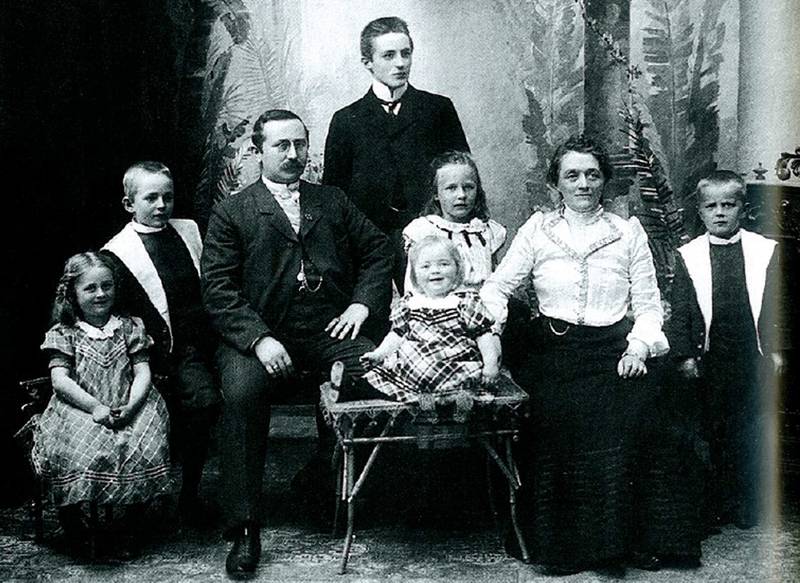 Bet­zy Kjels­berg og man­nen Oluf fikk seks barn. F.v.: Berg­liot, Thor, Oluf, Otto, Bet­zy d.y., Lau­ra, Bet­zy og Oluf d.y. FOTO: NORSK TEK­NISK MU­SE­UM