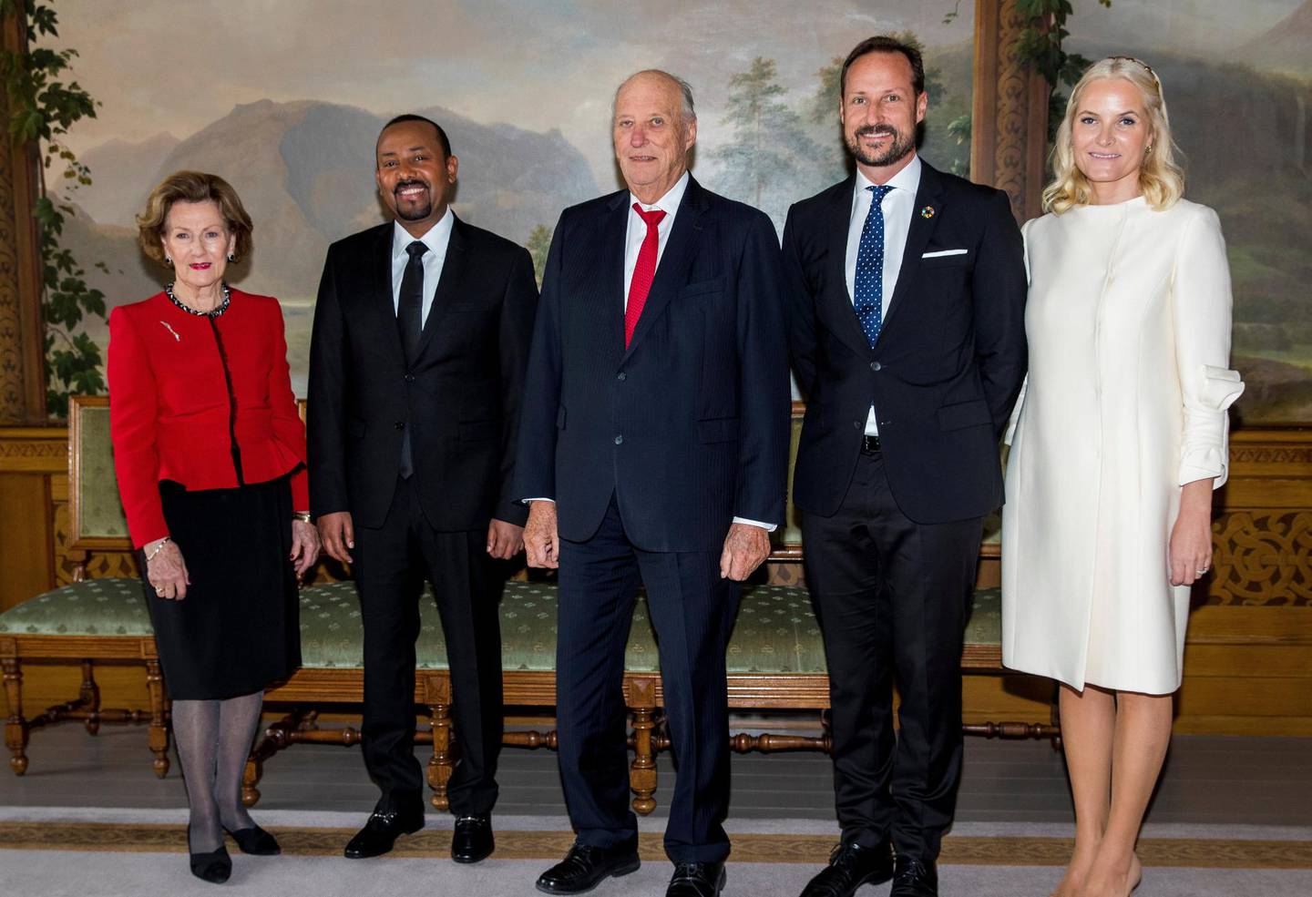Abiy Ahmed i audiens på Slottet med dronning Sonja, kong Harald, kronprins Haakon og kronprinsesse Mette-Marit.