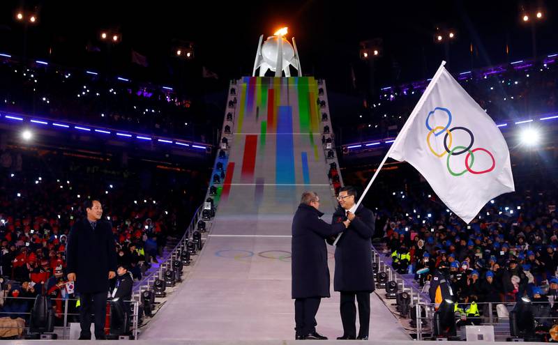 IOC-president Thomas Bach sender OL-flagget videre til Beijings ordfører  Chen Jining.