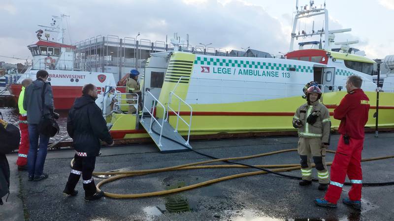 Brann i ambulansebåten. Foto: Bengt Enersgård