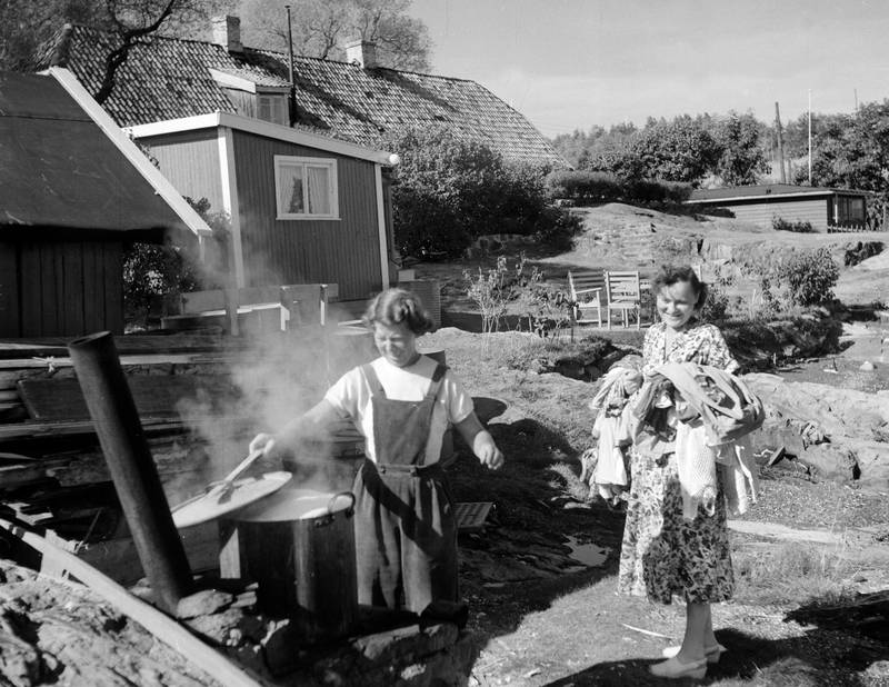 De første øybeboerne måtte ha med seg ferskvann fra byen eller hente i «munkebrønnen» på Hovedøya. En kreativ fyr forsto raskt at det var penger å tjene på å frakte vann til beboerne, og i 1924 ble den første vannsisterna satt opp på Lindøya. Vann til vask måtte de samle sjøl i egne tønner. Her ser vi eksempel på klesvask anno 1955. Først i 1960 fikk øya vanntilførsel.