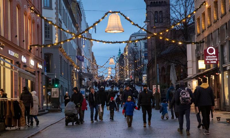 OSLO, NORGE 20201220. 
Folk på Karl Johansgt. siste søndag før jul.
Foto: Berit Roald / NTB