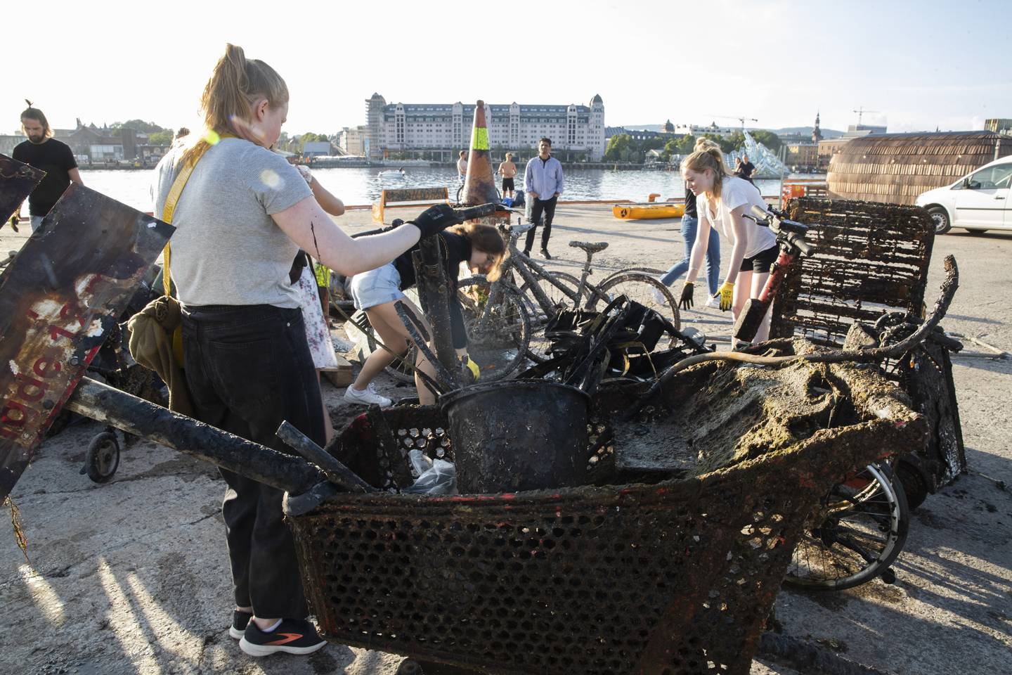Penger fra SVs foreslåtte rehabiliteringsfond for Oslofjorden, kan blant annet brukes til oppryddingsprosjekter, mener partiet. Jevnlig har det blitt plukket opp store søppel fra fjorden, som i 2021, da frivillige ryddet havbunnen i Bjørvika.