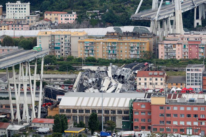 stort hull: Motorveibrua i Genova gaper etter kollapsen tirsdag da rundt 30 biler styrtet med store sementblokker om lag 50 meter ned. Hvordan ulykken kunne skje er fortsatt ikke klart. FOTO: ANTONIO CALANNI/NTB SCANPIX