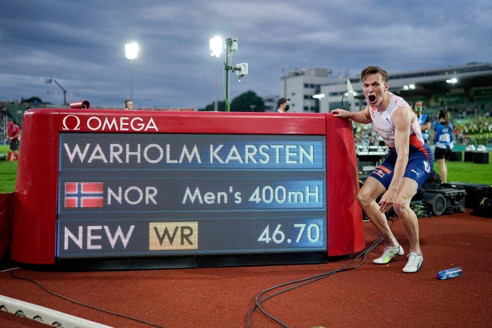 Karsten Warholm foran tavla som dokumenterer hans fantastiske verdensrekord på 400 meter hekk. Foto: Fredrik Hagen / NTB
