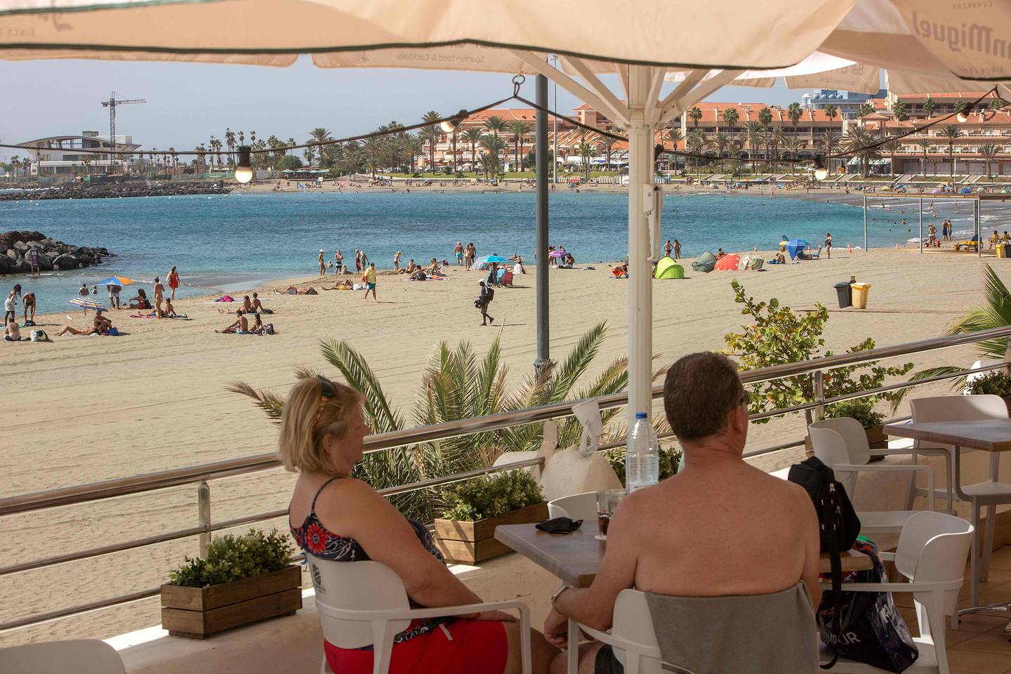 Turister ved Las Vistas-stranda på Tenerife i 2020.