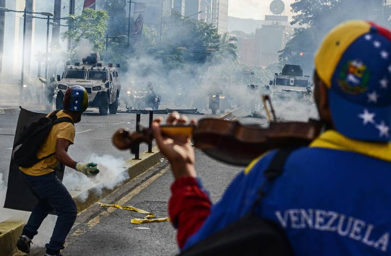 Venezuelanere tar til gatene i protest mot president Maduros regjering og den økonomiske krisa i landet. Motstanden tok en ny vending i fjor vår da regimet slo hardt tilbake mot protestene og mange ble drept. Her fra Caracas i mai i fjor. 