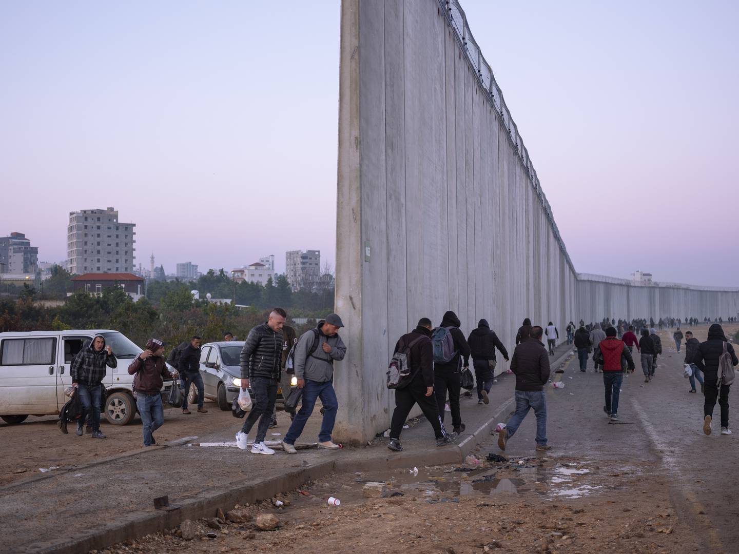 Palestinere fra den okkuperte Vestbredden krysser delingsmuren for å gå på jobb i Israel. 
Foto: Oded Balilty / AP / NTB
