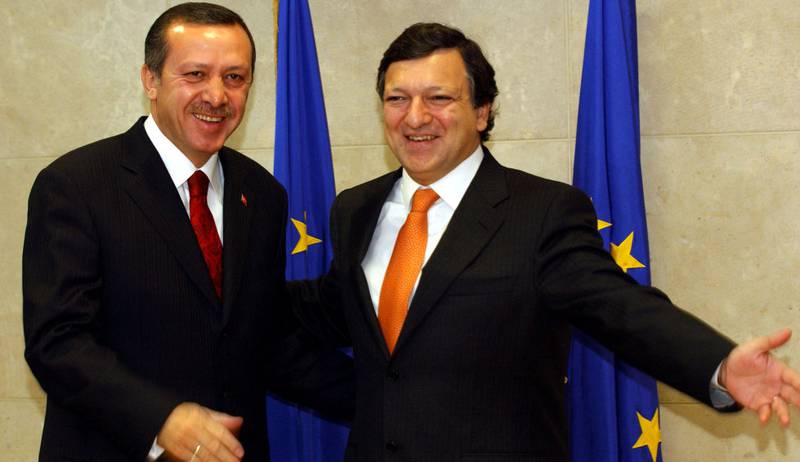 DA TONEN VAR EN ANNEN: Recep Tayyip Erdogan sammen med president i                   EU-kommisjonen José Manuel Barroso i Brussel i 2004. FOTO: THIERRY CHARLIER/NTB SCANPIX