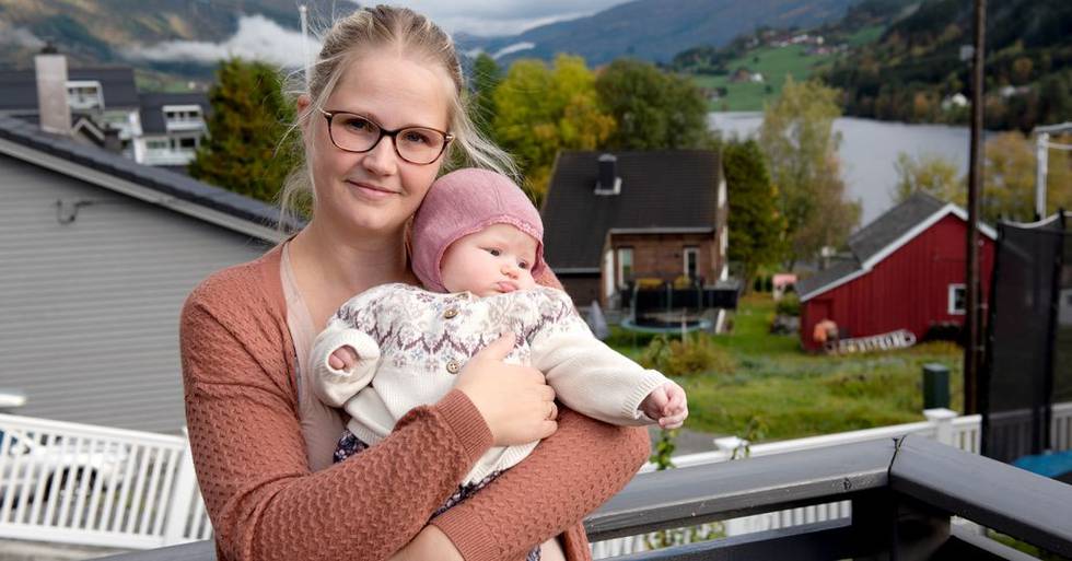 For at Rebekka Kronstad Henriksen skal kunne amme datteren Sarah, må hun ta ulønnet permisjon fra jobben. Det går ut over økonomi og rettigheter.
