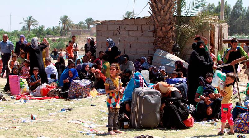Sunnimuslimer er tvunget på flukt fra hjemmene sine av IS-krigerne som i helgen tok over kontrollen i byen Ramadi. De er på vei til hovedstaden Bagdad. FOTO: NTB SCANXPIX