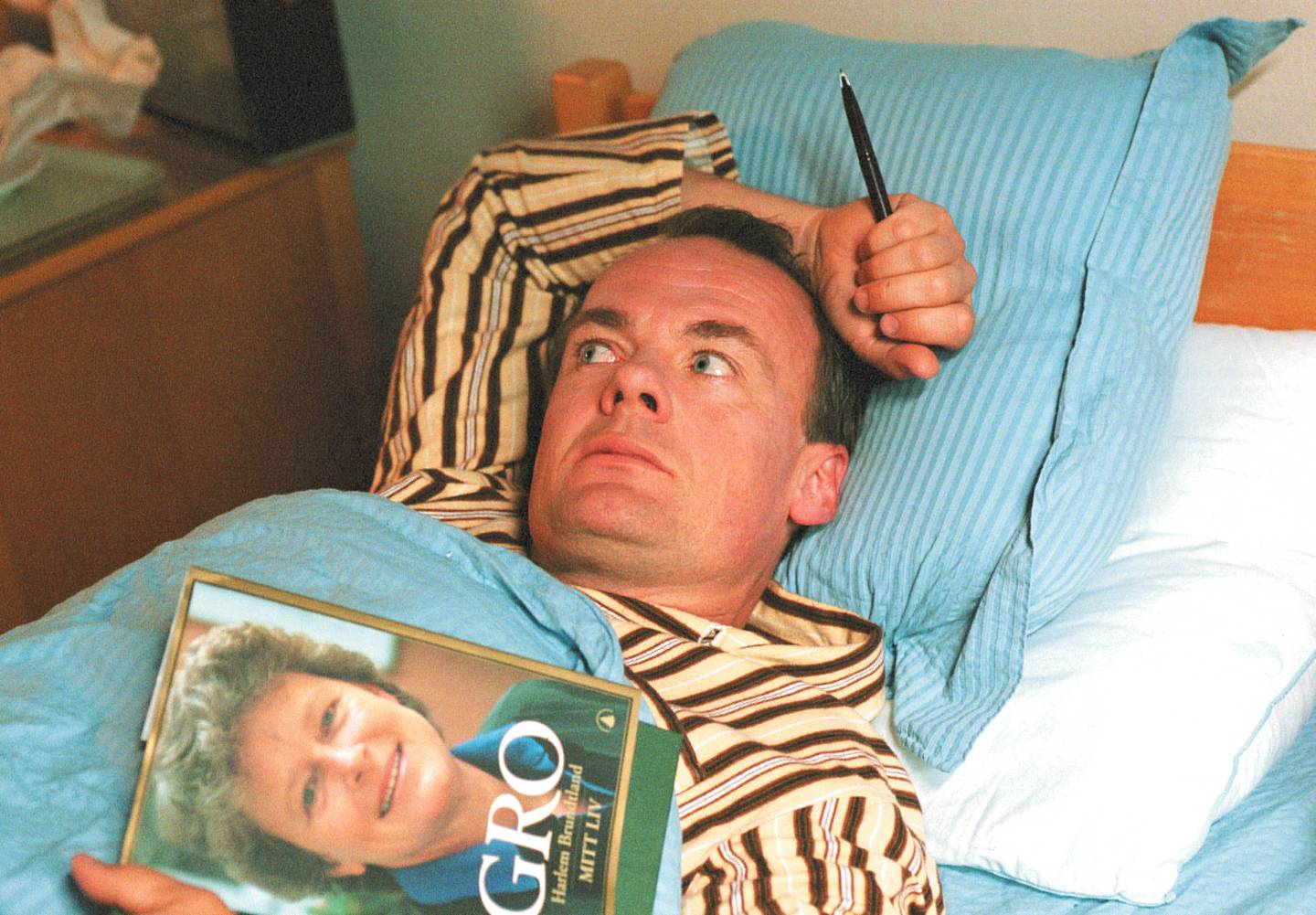 Skjermdump fra filmen Elling. Her har han tatt med seg Gro Harlem Brundtland-boka i senga.