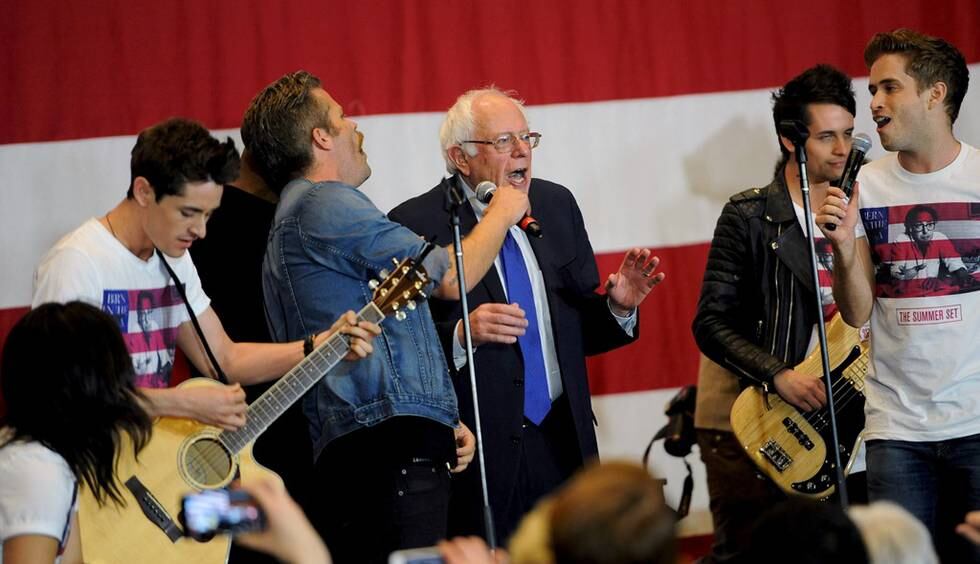 Det blir god stemning i Bernie Sanders-leiren etter seieren i nominasjonsvalget i Wisconsin. FOTO: MARK KAUZLARICH/REUTERS/NTB SCANPIX